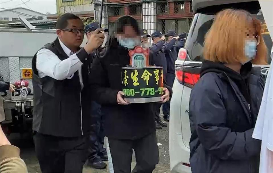 枉死警家屬招魂！同仁雨中列隊送別…所長崩潰哭喊：勤務結束一路好走