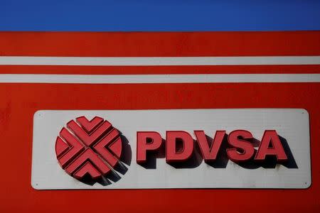 El logo de la estatal Petróleos de Venezuela ,PDVSA, en Caracas, Venezuela. 2 de marzo 2017. La estatal Petróleos de Venezuela (PDVSA) ofreció a su homóloga rusa, Rosneft, una participación en la empresa mixta Petropiar, dijeron cinco fuentes de la industria, una muestra de la grave situación económica del país sudamericano y de la creciente presencia de Moscú en Venezuela. REUTERS/Carlos Garcia Rawlins