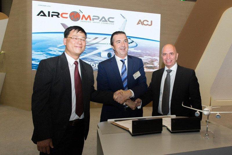 空中巴士CEO Benoit Defforge(中)、AERKOMM CTO Jeffrey Wun（左）、和AERKOMM CEO Louis Giordimaina簽約合照。（AERKOMM Inc 提供）