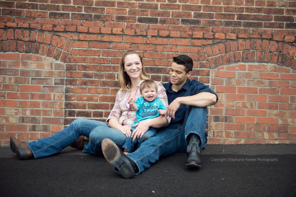 Le couple divorcé se retrouve chaque année pour prendre une photo de famille avec leur fils