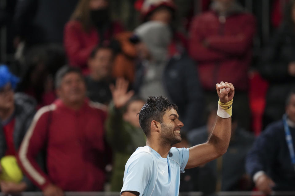 El argentino Facundo Díaz celebra tras su victoria ante el chileno Tomás Barrios en la final masculina del tenis de los Juegos Panamericanos en Santiago, Chile, el domingo 29 de octubre de 2023. (AP Foto/Dolores Ochoa)