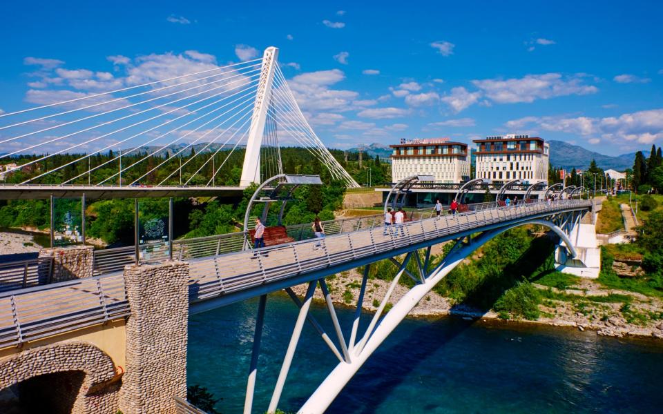 Η γέφυρα Millennium είναι ένα από τα μεγαλύτερα ορόσημα της Ποντγκόριτσα