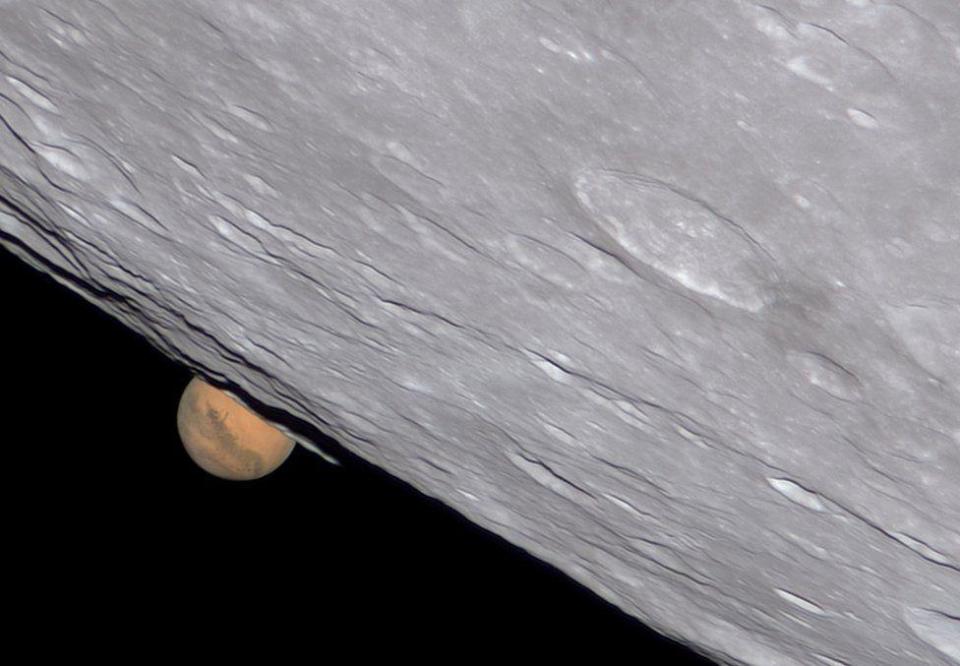 La Luna pasa por delante del planeta Marte.