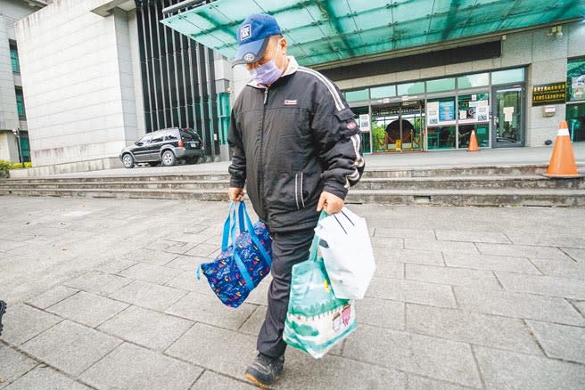 宜蘭地檢署檢察官昨訊畢後，認為遊覽車司機游志豪涉犯過失致死罪嫌重大，諭知100萬元交保候傳，游男交保後離開地檢署，過程中不發一語。（李忠一攝）