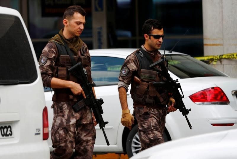 Forces de l'ordre en patrouille près de l'aéroport Ataturk d'Istanbul. La police turque a appréhendé vendredi onze ressortissants étrangers soupçonnés d'appartenir à une cellule stambouliote du groupe Etat islamique liée aux kamikazes qui ont commis mardi soir un triple attentat suicide dans cet aéroport, selon le journal Haberturk. /Photo prise le 30 juin 2016/REUTERS/Murad Sezer