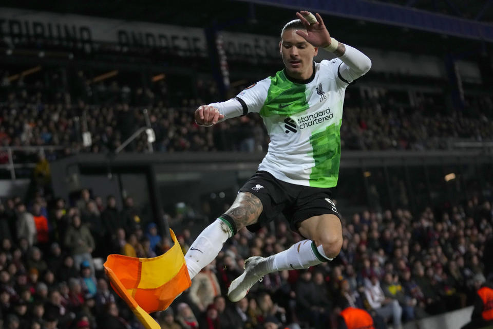 Darwin Núñez patea la bandera del tiro de esquina tras anotar el tercer gol de Liverpool en la victoria 5-1 ante Sparta Praga en la Liga Europa, el jueves 7 de marzo de 2024, en Praga. (AP Foto/Petr David Josek)