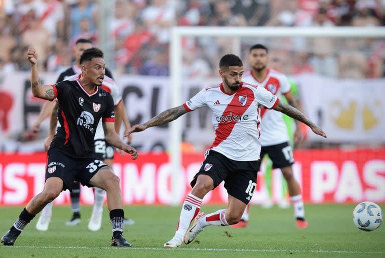 Manuel Lanzini escapa de la marca de Matías Romero; como el equipo, el estratego de los millonarios perdió lucidez y fue reemplazado