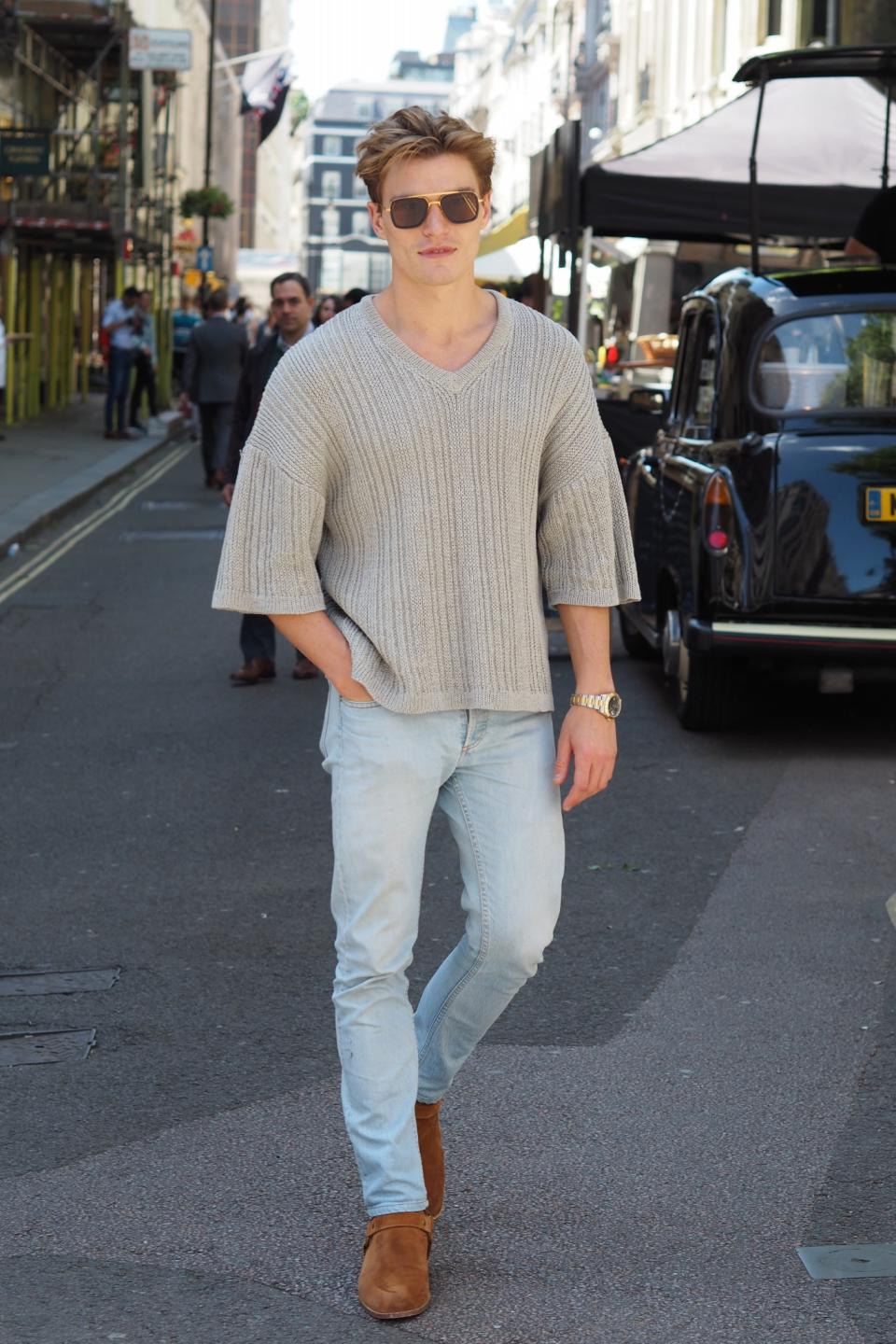 <p>Oliver Cheshire looks rather dapper in this beige jumper.[Photo: Yahoo Style UK/Sabrina Carder] </p>