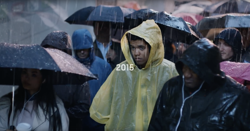 Fanboy im Regen: Samsung zieht im neuen TV-Spot über das iPhone her (Foto: Screenshot © Samsung Mobile USA / YouTube)