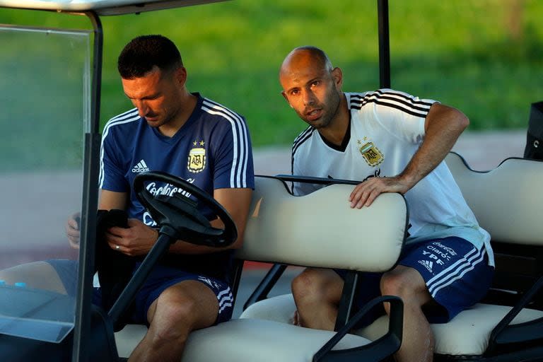 Scaloni con Mascherano deberán planificar con mucho cuidado cómo conformarán las listas para las dos competencias