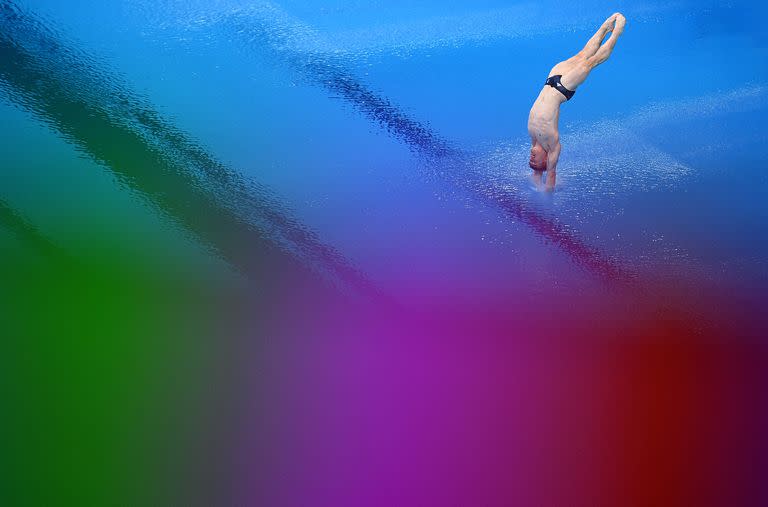 El británico Jack Laugher compite en la semifinal de salto de trampolín de 3 metros masculino.