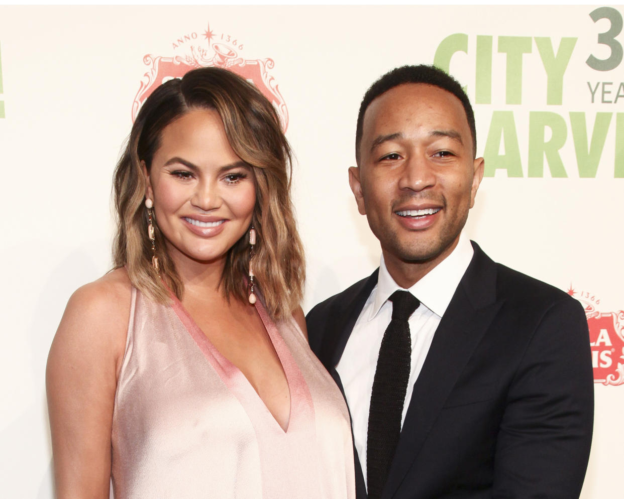 Chrissy Teigen und John Legend haben zwei gemeinsame Kinder. Die Moderatorin ist mittlerweile bekannt dafür, auch ziemlich unappetitliche Schwangerschafts-Details im Netz zu thematisieren (Bild: AP Photo)