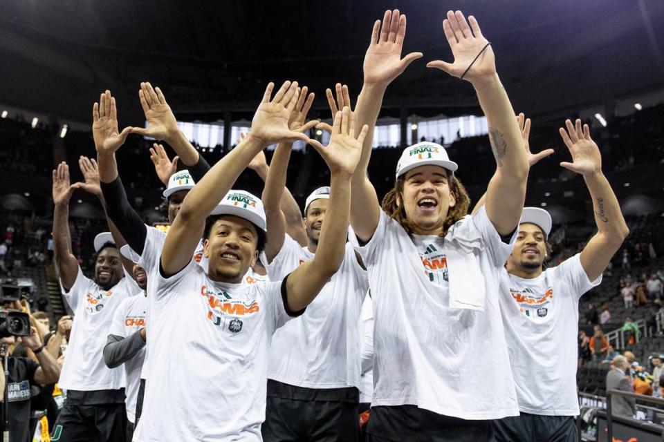 El escolta de los Huracanes de Miami Nijel Pack (izq.) y sus compañeros de equipo celebran después de derrotar 88-81 a Texas y ganar el Torneo Regional del Medio Oeste de la NCAA, el domingo 26 de marzo de 2023, en Kansas City.