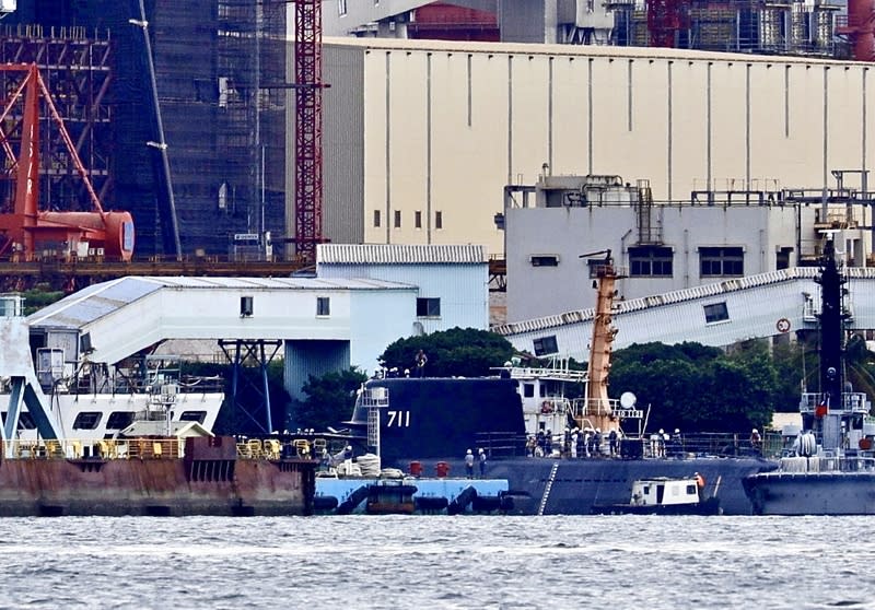 海鯤潛艦出塢  持續泊港測試（1） 知情人士透露，國造潛艦海鯤艦相關裝備近期安裝完 成，乾塢開始注水並進行加氣程序後，15日下午執行 出塢程序，進行泊港測試（HAT）項目。 中央社記者董俊志攝  113年7月15日 