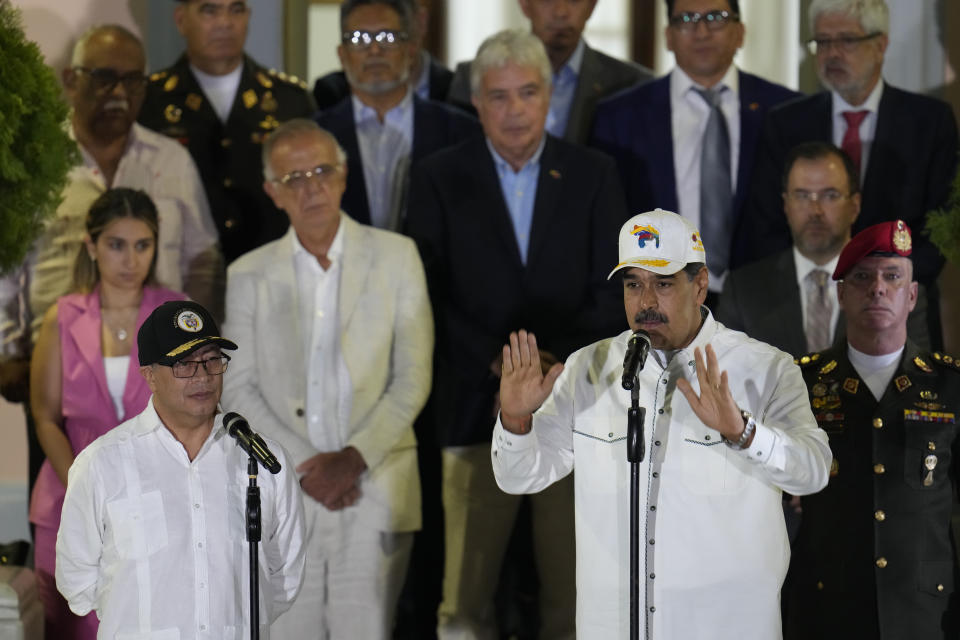 El presidente de Venezuela, Nicolás Maduro, da declaraciones tras su encuentros con el mandatario colombiano, Gustavo Petro, a la izquierda, en el palacio presidencial de Miraflores, in Caracas, Venezuela, el martes 9 de abril de 2024. (AP Foto/Ariana Cubillos)