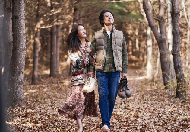 Han Ji-min as Cha Yi-hoo and Shin Ha-kyun as Kim Jae-hyun in “Yonder” on Paramount+.