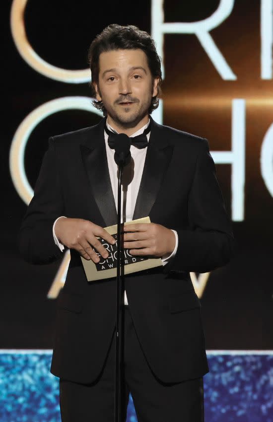 Diego Luna presentando el Critics Choice a la mejor dirección