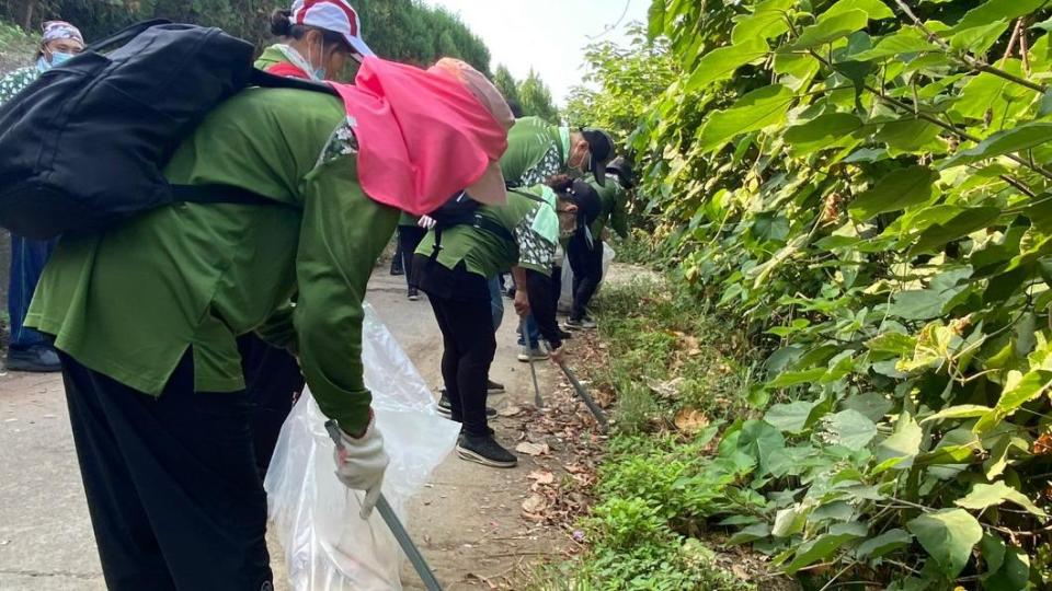 民眾爬山時目睹垃圾被刻意丟棄。（圖／台中市政府環保局提供）