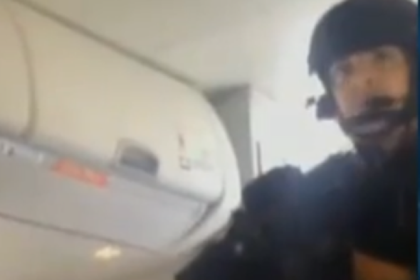 SWAT team storms plane after passenger threatens to blow it up