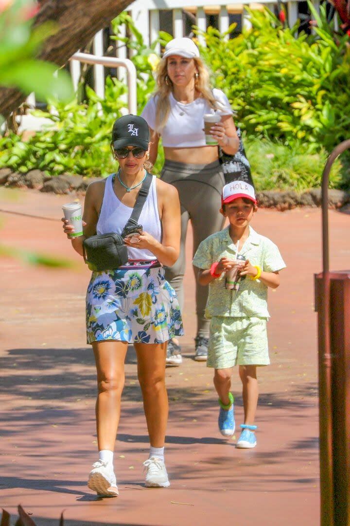 Además de ser fotografiada por los paparazzi en la playa, Alba fue vista paseando por la pintoresca isla de Kauai. La actriz se mostró encantada de poder disfrutar de la vida isleña junto a su pequeño hijo Hayes
 