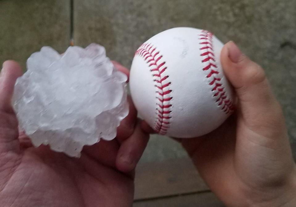 <p>Schwere Unwetter haben im US-Bundesstaat Illinois großen Schaden angerichtet. In der Stadt Ottawa regnete es Hagelkörner so groß wie Baseball-Bälle vom Himmel. (Bild: dpa/Tim Creedon) </p>