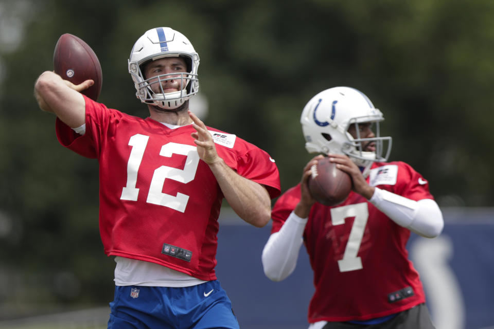 ARCHIVO - En esta foto de archivo del viernes 26 de julio de 2019, el quarterback de los Colts de Indianápolis, Andrew Luck (12), lanza pases con el suplente Jacoby Brissett (7) durante una práctica en el campamento de entrenamiento del equipo de la NFL en Westfield, Indianápolis. (AP Foto/Michael Conroy, Archivo)