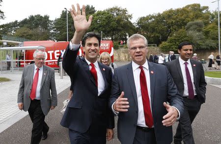 The leader of Britain's opposition Labour Party, Ed Miliband, waves to members of the public, ahead of the forthcoming Scottish vote for independence from the United Kingdom, in East Kilbride , Scotland September 4, 2014. REUTERS/Russell Cheyne