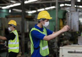 勞動部公告109年度人力仲介機構評鑑結果。（示意圖／shutterstock）