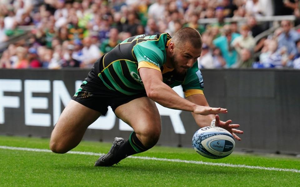 Ο Ollie Sleightholme του Northampton Saints σημειώνει τη δεύτερη προσπάθεια του κατά τη διάρκεια του τελικού Gallagher Premiership στο Twickenham Stadium του Λονδίνου