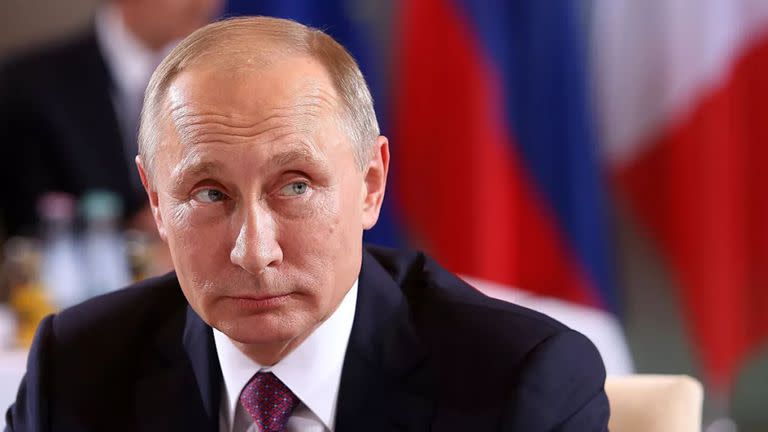 El presidente ruso Vladimir Putin le pide a sus guardaespaldas que guarden su excremento cada vez que va al baño en visitas al extranjero. Sus heces son luego analizadas en Moscú