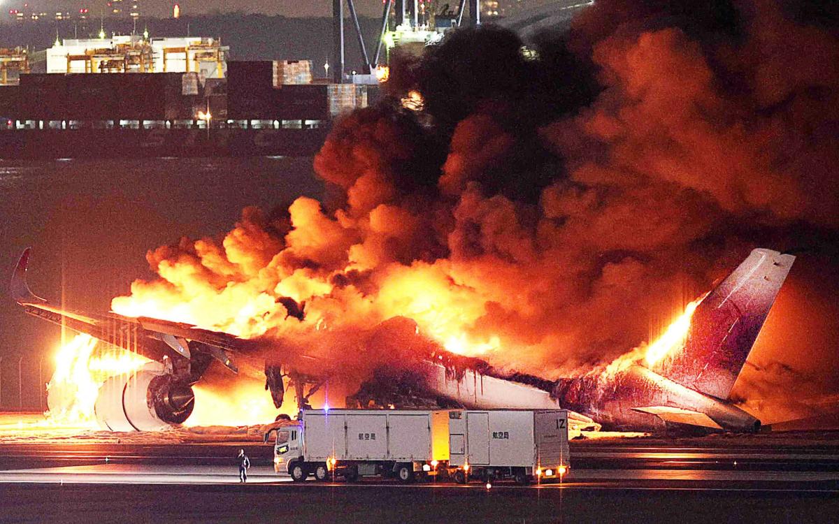 Гледайте: Пътнически самолет избухна в пламъци на летището в Токио, „след като се удари в самолет на бреговата охрана“