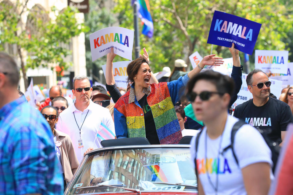 Douglas Emhoff, a la derecha, marcha al lado de su esposa, la senadora Kamala Harris (demócrata de California), y saluda a los espectadores durante el Desfile del Orgullo en San Francisco el 30 de junio de 2019. (Jim Wilson/The New York Times)