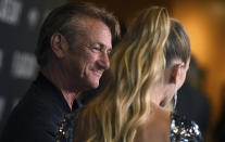 Sean Penn mira a su hija Dylan Penn durante una entrevista en la premiere de su película "Flag Day" en Los Ángeles el miércoles 11 de agosto de 2021. (Foto por Jordan Strauss/Invision/AP)