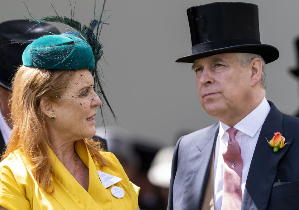 En la foto de archivo de 2019, el príncipe Andrés, duque de York, junto a quien fuera su esposa Sarah Ferguson. (AP)