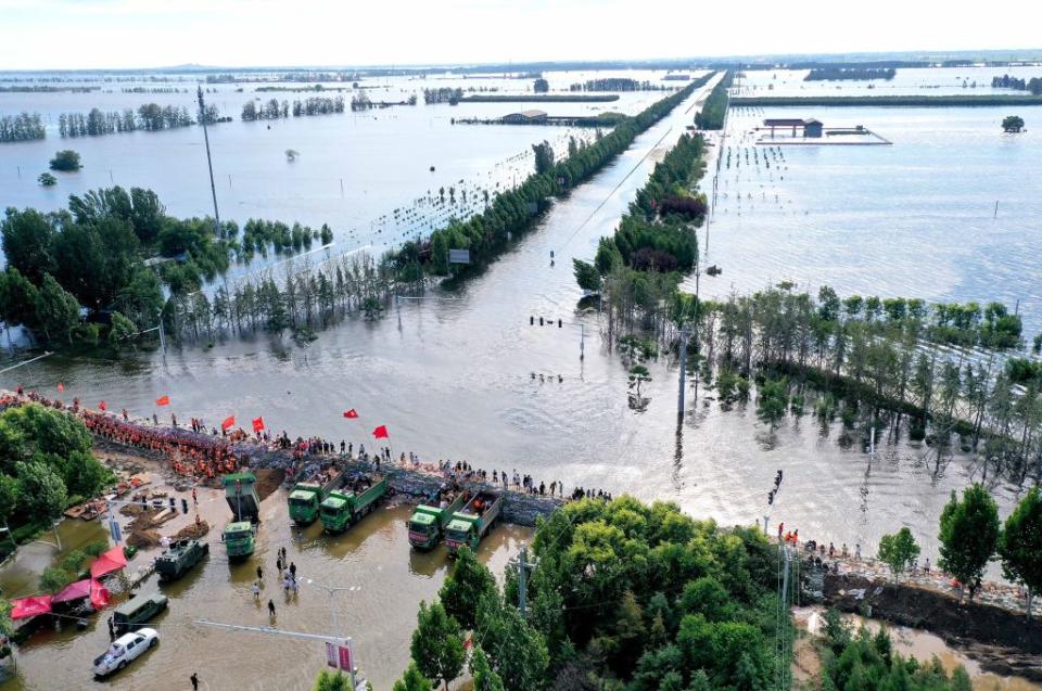 河南暴雨、阿富汗淪陷，都給他「貼中」