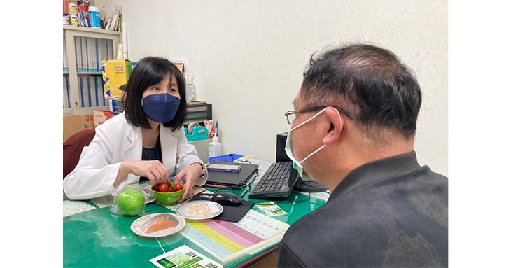 黃淑敏營養師表示，地中海飲食型態強調利用大量蔬果及未精製的全榖雜糧，可提供大腦足夠的維生素B群，並食用不飽和脂肪酸含量較高的橄欖油及魚類食物及堅果類，主要是提供DHA及EPA。（圖片提供／衛生福利部南投醫院）