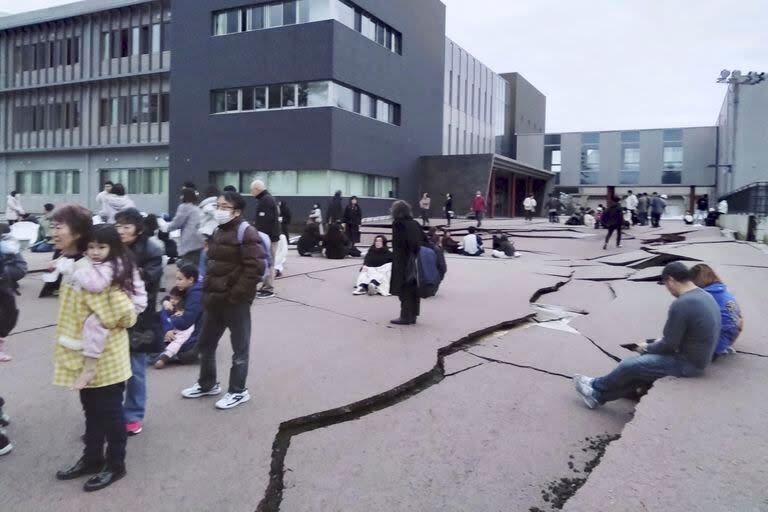 En la imagen, vista de las grietas en una calle luego de un potente sismo, en Wajima, en la prefectura de Ishikawa, Japón, el 1 de enero de 2024. (Kyodo News vía AP)