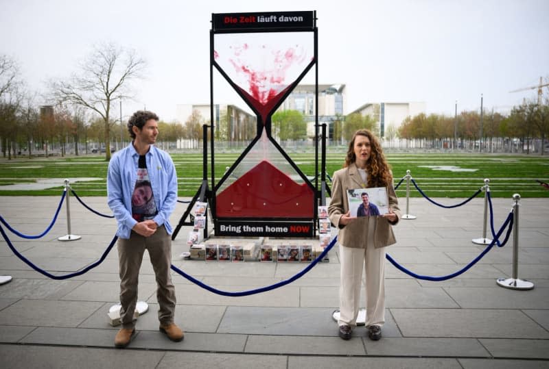 Alon Gat (L), brother of the Hamas hostage Carmel Gat and husband of the now freed hostage Yarden Roman-Gat, and Naama Weinberg, cousin of Itai Svirsky, who died while being held hostage, speak at a protest by Israeli relatives of Hamas hostages in front of the Paul Loebe House at the German Bundestag. Bernd von Jutrczenka/dpa