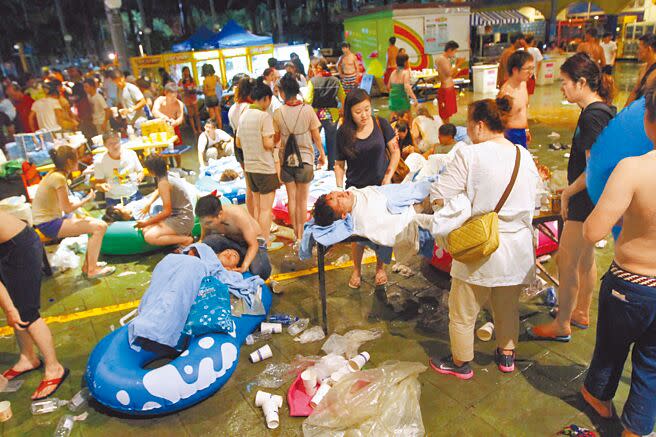 2015年6月27日，八仙樂園彩色PARTY活動發生爆炸火警，導致數十人送醫，現場許多受傷民眾等候送醫。（本報資料照片）
