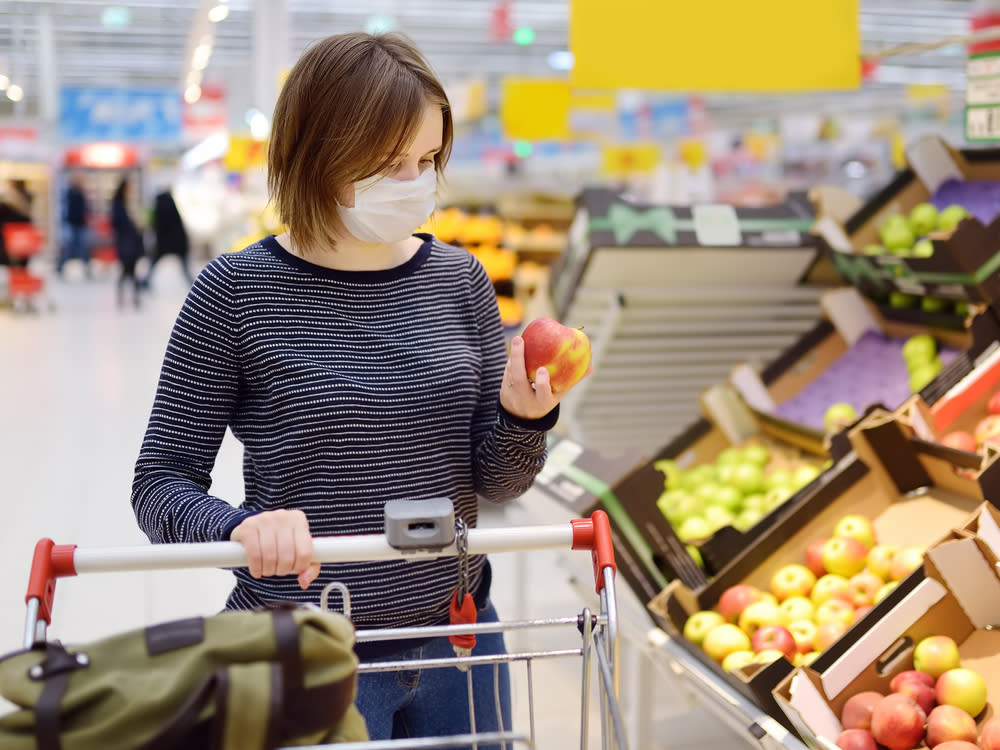 Wie genau sich die Mehrwertsteuersenkung auswirken wird, ist noch ungewiss. (Bild: Maria Sbytova/Shutterstock.com)