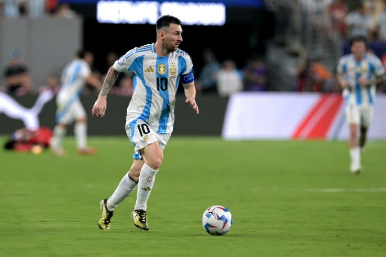 Lionel Messi conduce la pelota durante el partido Argentina-Canadá de las semifinales de la Copa América de Estados Unidos el 9 de julio de 2024 en East Rutherford, Nueva Jersey (JUAN MABROMATA)