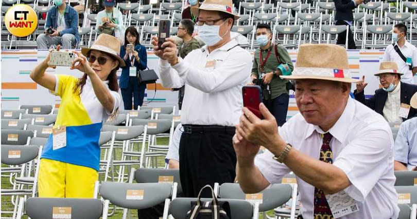 警政署帶來的精采表演，讓座在底下的民眾都驚呼連連，紛紛拿出手機紀錄這震撼的一刻。（圖／本刊攝影組）