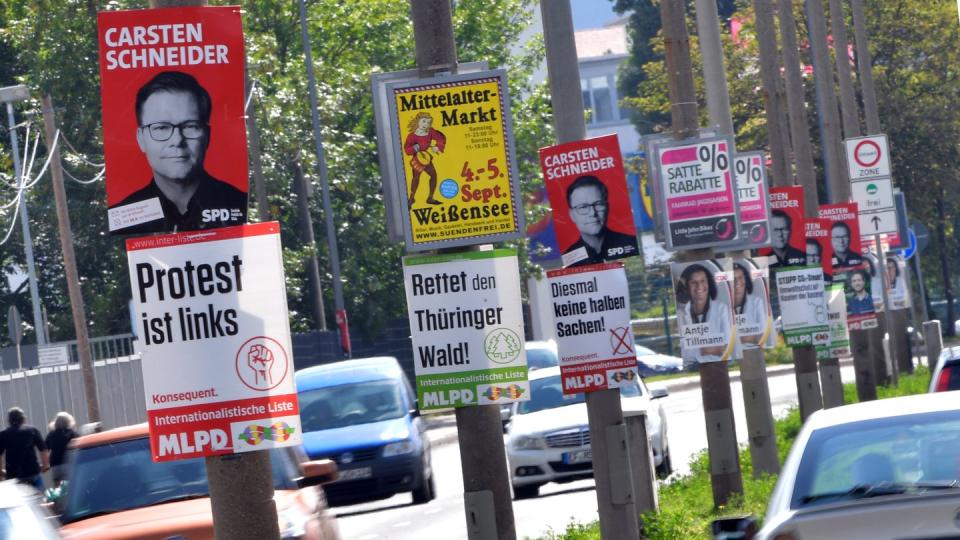 Wahlplakate hängen an Straßenlaternen in der Landeshauptstadt Erfurt in Thüringen.