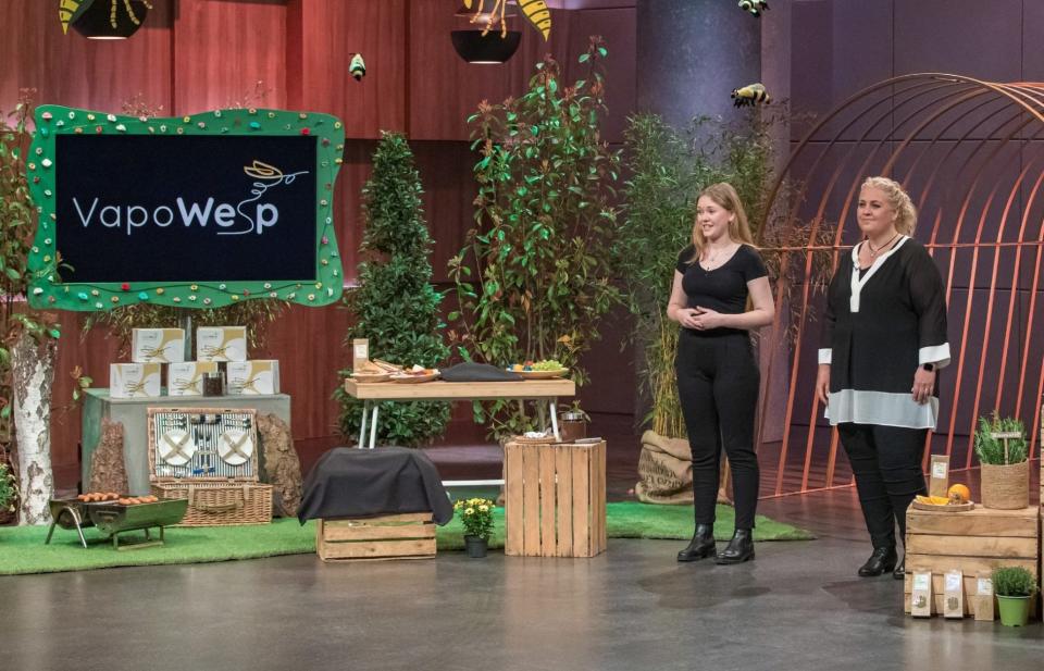 Claudia (r.) und Leslie Eckert aus Stuttgart präsentieren ihre Anti-Wespen-Box VapoWesp in der Sendung "Die Höhle der Löwen". 