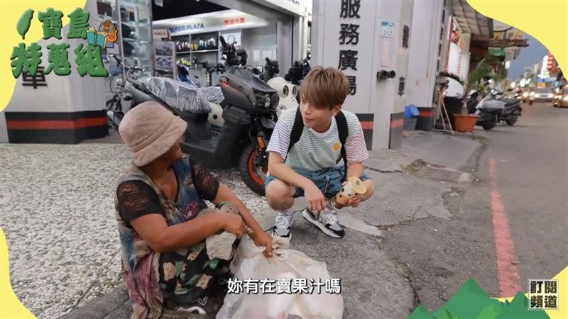 蔡阿嘎獲報驅車南下高雄小港搜查，結果立刻在路邊疑似找到該水果阿嬤。（圖／翻攝自蔡阿嘎YouTube）