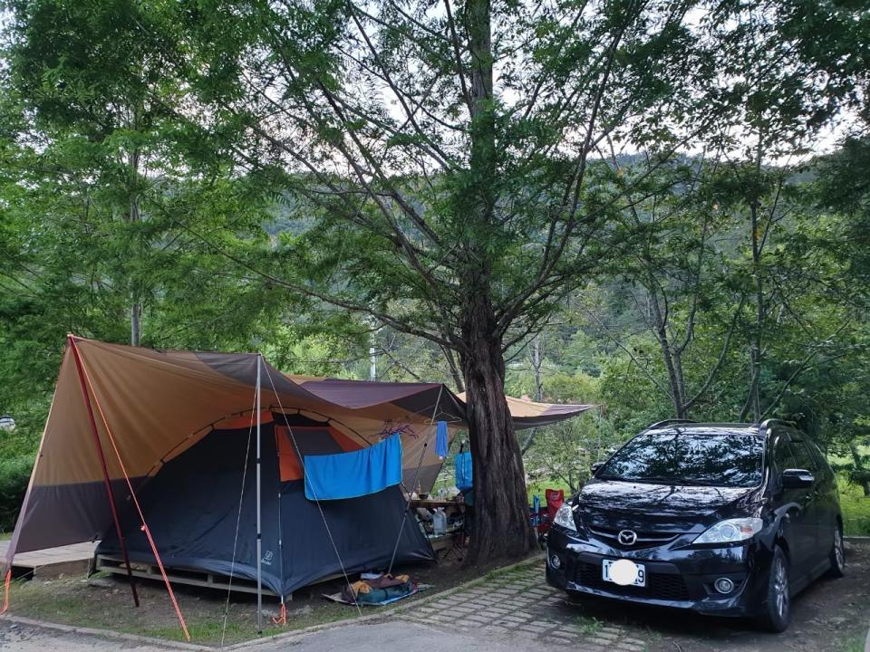 有棧板的營地搭帳相對容易，且車子可直接停在營帳旁。(攝影：Vivian Liu)