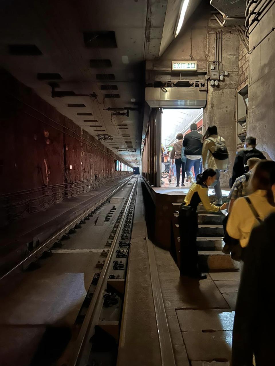 將軍澳站，乘客由職員安排下行路軌返月台（圖：方國珊 fb page）