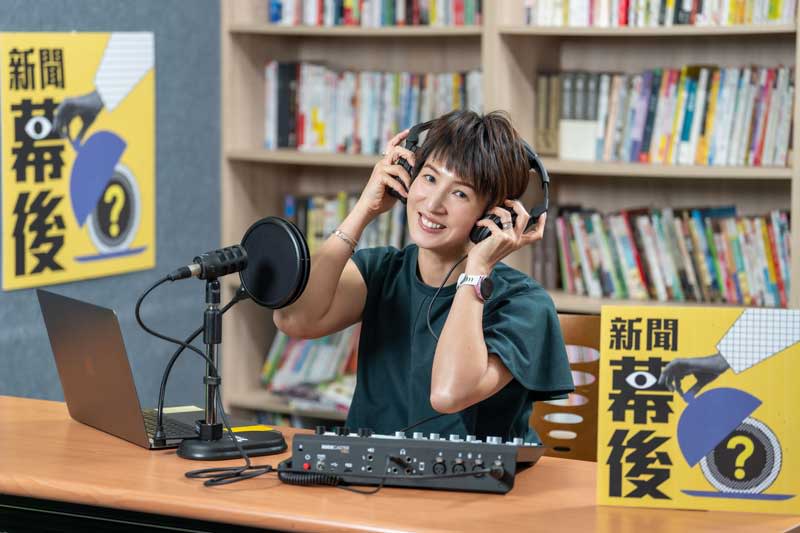 TVBS 全新Podcast《新聞幕後》上線，由當家主播夏嘉璐主持。(圖／TVBS)