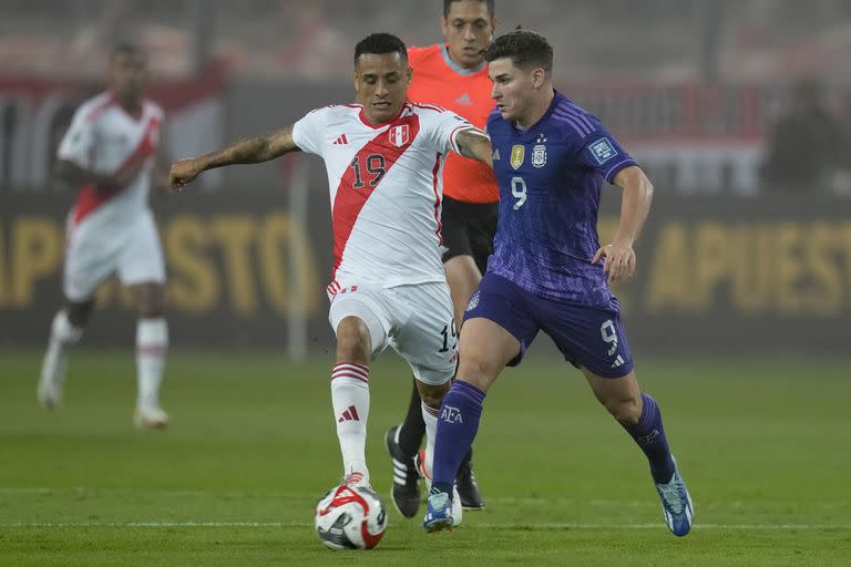 Julián Álvarez fue titular en la victoria 2 a 0 de Argentina ante Perú por Eliminatorias Sudamericanas (AP Photo/Martin Mejia)