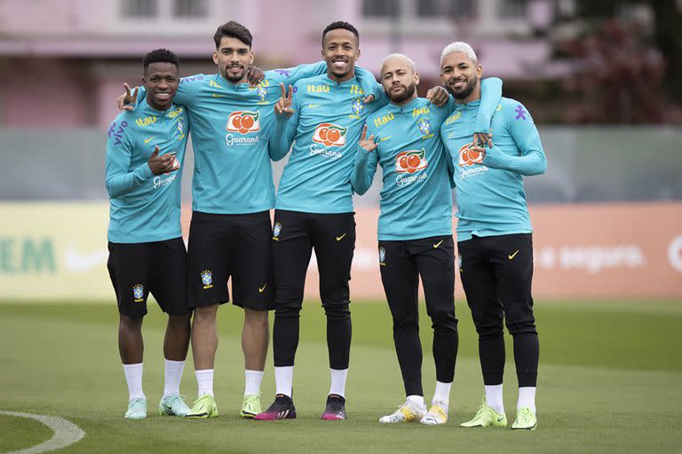 Vinícius Júnior, Lucas Paquetá, Éder Militão, Neymar y Douglas Luiz durante el entrenamiento de este sábado del seleccionado brasileño.